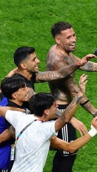 😱🇦🇷 ¡EL CUTI ROMERO ENLOQUECIÓ Y LE GRITÓ EL GOL EN LA CARA A PICKFORD! 🔥 La histórica remontada de Argentina ante Inglaterra dejó una imagen que ya recorre el mundo. ⚽