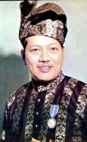 We will also look at who is salmah ismail, how she become famous, salmah ismail's. P Ramlee