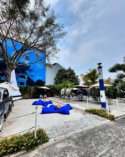 Di @nautic_coffee memang bisa menjadikan tempat santai & kumpul” bersama  org tersayang, sambil menikmati menu” pilihan yg kalian suka…yuk malam  minggu merapat ke sini, kami tunggu ya…Enjoy ⚓️🥂🍽️ . Follow Official  Instagram