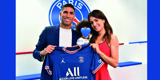 Achraf hakimi of fc internazionale smiles during the serie a football match. Achraf Hakimi Rejoint Le Psg Sa Femme Et Son Fils S Installent A Paris Hola Maroc