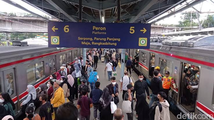 Kepadatan penumpang di peron stasiun, AI generated