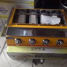 Kompor diperkenalkan sejak masa kolonial, sehingga menggunakan bahan bakar cair (terutama minyak tanah atau spiritus bakar), gas (dalam bentuk kompor biasanya diletakkan di dapur atau laboratorium. Kompor Panggang 4 Tungku Sosis Bakar Ayam Ikan Sate Panggangan Gas Shopee Indonesia