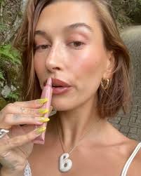 Hailey Bieber S'est Lancée dans la Création de Bijoux en Diamants Naturels