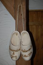 Geschenke zur goldenen hochzeit sollten originell und nicht kitschig sein. Klompen Das Perfekte Geschenk Zur Holzernen Hochzeit Holzschuhe De