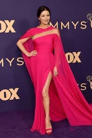 Chociaż urodziła się w robotniczej rodzinie. Catherine Zeta Jones Ausgeschnittenes Kleid 2019 Emmy Awards Thecelebritydresses