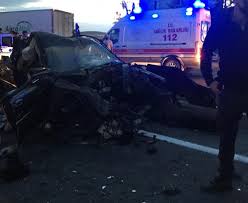 Bölgeye gelen itfaiye ekipleri, yangına müdahale ediyor. Son Dakika Haber Konya Da Tir Ile Otomobil Carpisti 2 Olu Son Dakika