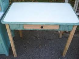 Dec 15, 2018 · the classic chrome 1950s kitchen table typically featured a formica or laminate top. Vintage Enamel Top Table 4 Chairs Porcelain 1940 50s Enamel Table Kitchen Ware On Popscreen