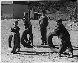 Antes las niñas jugaban a mamás y a princesas porque ese era el rol que se les suponía cuando fueran adultas. Asi Jugaban Los Ninos De Antes Cuando No Existian Telefonos Videojuegos Ni Internet