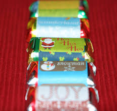 Wrap your chocolate bars with these fun holiday candy wrappers to make easy party favors! Christmas Crafts Goodie Bags