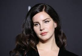 A persona dramática dela no palco, o estilo vintage e as músicas criativas a tornaram uma figura muito discutida no mundo artístico e da moda. Lana Del Rey Just Lightened Her Hair Using Lemons