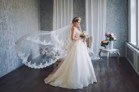 Die meisten schleier bestehen aus seide und sind durch perlen oder stickereien kunstvoll verziert. Brautkleid Variationen Mit Und Ohne Schleppe Moderne Hochzeit