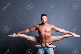 Meninas dançando ao som do roberto carlos na festa do rancho açoriano. Jovem Casal Sexy De Homem Musculoso Bonito Em Jeans Com Torso Nu Detem Muito Flexivel Mulher Ou Menina Dancando Danca Ginastica Contemporanea Ou Moderna Em Estudio Em Fundo Cinza Copia Espaco Fotos