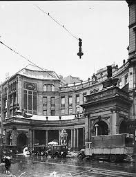 An Der Leipziger Strasse Die Spittelkolonaden Berlin 1930 Berlin Geschichte Berlin Historische Fotos