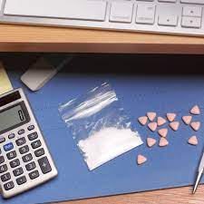 The length of time it can be detected is influenced by several factors, including urine ph, weight, frequency of use, dose, and last use. How Long Does Amphetamine Stay In Your System