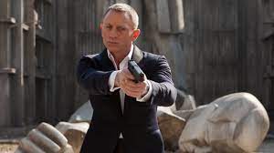 The movie is also based on the first ian fleming bond novel. Neuer James Bond Schickt Tom Hardy Daniel Craig In Die 007 Rente Gq Germany