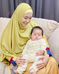 Umur 32 tahun) adalah seorang aktris, penulis dan dai'ah berkebangsaan indonesia. Potret Oki Setiana Dewi Momong Baby Sulaiman Ali Abdullah