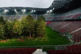 Das wörthersee stadion ist ein fußballstadion im stadtteil waidmannsdorf der österreichischen stadt klagenfurt am wörthersee im bundesland kärnten.es ist die heimspielstätte des derzeit in der höchste spielklasse im österreichischen männerfußball aktiven sk austria klagenfurt.es bietet auf seinen rängen platz für 30.000 zuschauer. Forest In A Soccer Stadium Outrages Austria S Far Right The New York Times