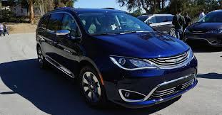 With Two New Models The Chrysler Pacifica Is The Sweetheart Of The Minivan Set Chrysler Pacifica Digital Trends Cars