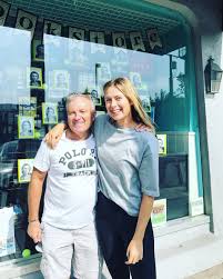 Aber nicht nur beruflich, sondern auch privat scheint a.j. Maria Sharapova On Twitter Went To Buy A Cook Book At Pagesmb And Walked Into This So Surreal Got To Share The Moment With My Dad Unstoppable Https T Co I8ninuxjkj
