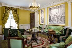 Le Salon Et Ses Somptueux Fauteuils C Sebastien Erras En 2020 Decoration Maison Chambre A Coucher Parentale Maison