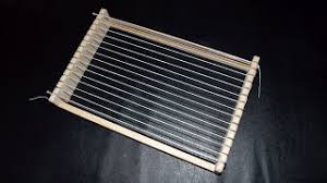 Ob sie hierfür klassisches kettgarn, feine sockenwolle oder kuschelige babywolle verwenden, bleibt selbstverständlich ihnen allein überlassen. Kleinen Webrahmen Schulwebrahmen Bespannen Youtube