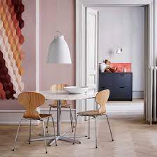 Das fleißige insekt und sein typischer körperbau steht pate für diesen designklassiker: Fritz Hansen Die Ameise Stuhl Naturfurnier Ambientedirect