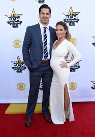 But she made headlines in april of 2010 for a different reasons: Jessie James Decker Goes Naked At Home Wonderwall Com
