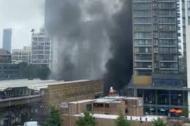 London fire brigade (lfb) said shortly before 4pm that the fire close to elephant and castle station was 'under control', but its crews will remain in place 'for the next few hours to dampen down the scene'. Jwv4jlrwbcfkvm