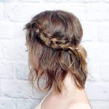 Bastano pochi fiori per rendere una pettinatura . Trecce Capelli Corti Bambina Prima Comunione Mamme Magazine