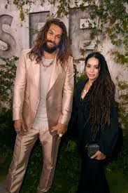 The aquaman star plays a blind warrior in apple tv+'s new dystopian drama series see. Jason Momoa Restores Lisa Bonet S Old Car As Present