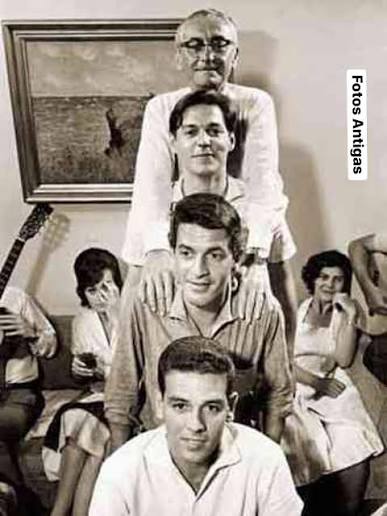 Ary Barroso, Tom Jobim, Ronaldo Bôscoli e Carlos Lyra numa imagem que sintetiza o surgimento da bossa nova, abençoada pela geração anterior - Rio de Janeiro, RJ / 1960. Em 1960, a