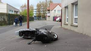 Mon scooter fait un bruit de ferraille. Scooter Eventre Mobylette Brulee Excedee Par Les Incivilites Une Residence A La Renverse