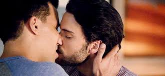 Oliver caressing Connor's ear with his thumb when they kiss ♥‿♥