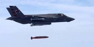 ভেনেজুয়েলার মাটিতে ট্রাম্পের প্রথম বোমা হামলা, যুদ্ধ কি তবে আসন্ন? । খবরের  কাগজ