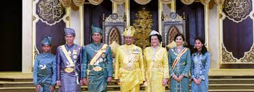 Op de troon de sultan en zijn echtgenote met aan weerszijden de rijkssieraden. Kedah Royal Family Home Facebook