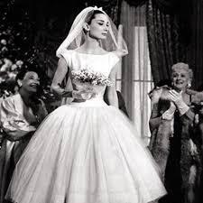 Ein kleid für einen einzigen tag, diesen luxus leisten sich viele bräute. Audrey Hepburn Wedding Dress Wenn Man Uber Brautkleider Gunstig In Filmen Oder Im Audrey Hepburn Hochzeitskleid Hochzeitskleid Rockabilly Brautkleid Gunstig