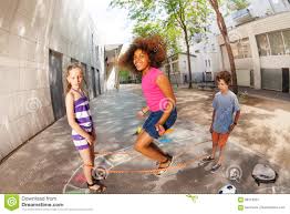 El juego es toda aquella actividad de recreación que es llevada a cabo por los seres humanos con la finalidad de divertirse y disfrutar, además de esto, en los últimos tiempos, estas actividades han sido utilizados como herramientas de enseñanza en los colegios, ya que de esta forma se incentiva a los. Las Muchachas Y El Muchacho Juegan Al Juego Elastico De La Cuerda Juntos Imagen De Archivo Imagen De Universidad Actividad 98718201