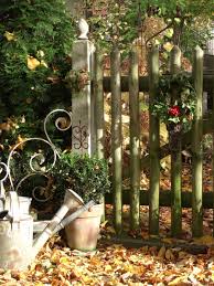 Gate With A Touch Of Christmas Cheer Decoration Jardin Barriere Jardin Idees Jardin