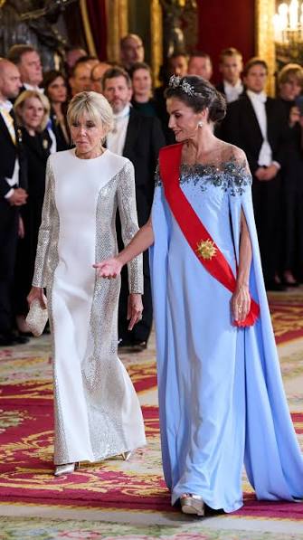 Los Reyes han celebrado una cena de gala en el Palacio Real de Madrid en honor al presidente Emmanuel Macron y su esposa. , La reina Letizia ha sorprendido con un vestido azul cielo de ...