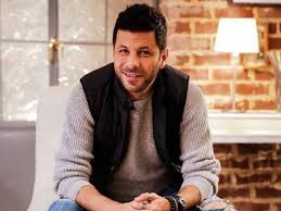إياد نصار ينتهى من تصوير فيلم ليلة رأس السنة Men Sweater Fashion Style