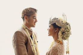 Pengantin wanita tradisi busana pengantin solo terinspirasi dari busana para bangsawan dan raja keraton kasunanan surakarta dan istana mangkunegaran, jawa tengah. Pernikahan Sunda Dengan Kebaya By Vera Kebaya Www Thebridedept Com Pose Pasangan Pengantin Pose Prewedding Foto Pengantin