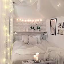 Diy Valentinstag Weisses Schlafzimmer Dekorieren Kerzen Lichterketten In 2020 Schlafzimmer Dekorieren Schlafzimmer Design Zimmer Einrichten