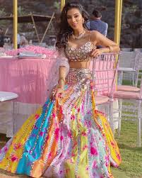 20 Best Indian Bridesmaids Outfits Ideas 2020 Indian Bridesmaid Wedding Guest Outfit Inspirations In 2020 Mehendi Outfits Traditional Indian Outfits Indian Bridesmaid Dresses