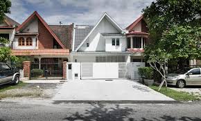 Untuk memberikan kesan yang baik untuk rumah anda maka memang sangat diperlukan sebuah perencanaan yang sangat matang dengan tujuan untuk membangun rumah tampak depan yang lebih menari. Gabungan Klasik Dan Moden Pada Rumah Teres Dua Tingkat Di Subang Jaya Ini Memang Awesome