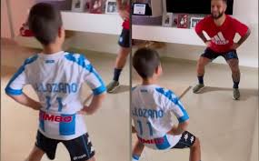 La manera más original y divertida de vivir el futbol. Napoli Hijo De Lorenzo Insigne Presume Playera De Hirving Lozano Mediotiempo