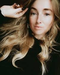 Melanie Whitley's Instagram, Twitter & Facebook