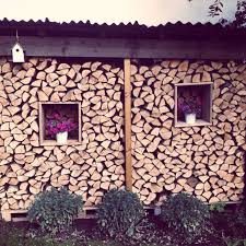 Zurzeit erlebt die alte tradition des hausbaums eine verdiente wiederbeleb. 12 Holzabtrennung Ideen Holzwand Garten Holz Brennholz