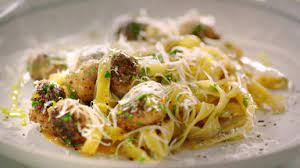 Jamie oliver zeigt, wie echte spaghetti carbonara gehen: Sendung Verpasst Jamies 5 Zutaten Kuche Spaghetti Carbonara Thailandische Huhnersuppe Und Omelette Auf Rtl