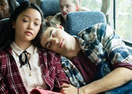 Pero cuando john ambrose (jordan fisher), otro destinatario de una de las viejas cartas de amor de lara jean, vuelve a entrar en su vida, debe confiar en sí misma más que nunca, ya que se enfrenta a su primer dilema verdadedro ¿puede una chica estar enamorada de dos chicos a la vez?. A Todos Los Chicos De Los Que Me Enamore Trailer Que Adelanta Nuevos Problemas Sentimentales En Su Secuela