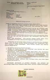 Jika kita mengalami suatu kesulitan maka secara otomatis kita akan meminta bantuan kepada orang lain untuk surat permohonan merupakan surat yang dibuat oleh individu atau instansi secara resmi yang ditujukan kepada pihak lain dengan tujuan meminta bantuan. Contoh Surat Permohonan Ganti Nama Surat Nikah